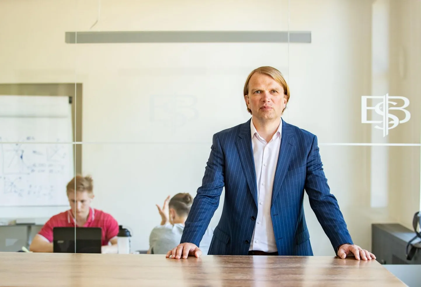 Alguses läksid väga paljud õppejõud Eestist Soome õpetama, aga nüüd on juba mõistlikum palgata õppejõude Soomest, ütleb EBSi tulevane rektor Meelis Kitsing.