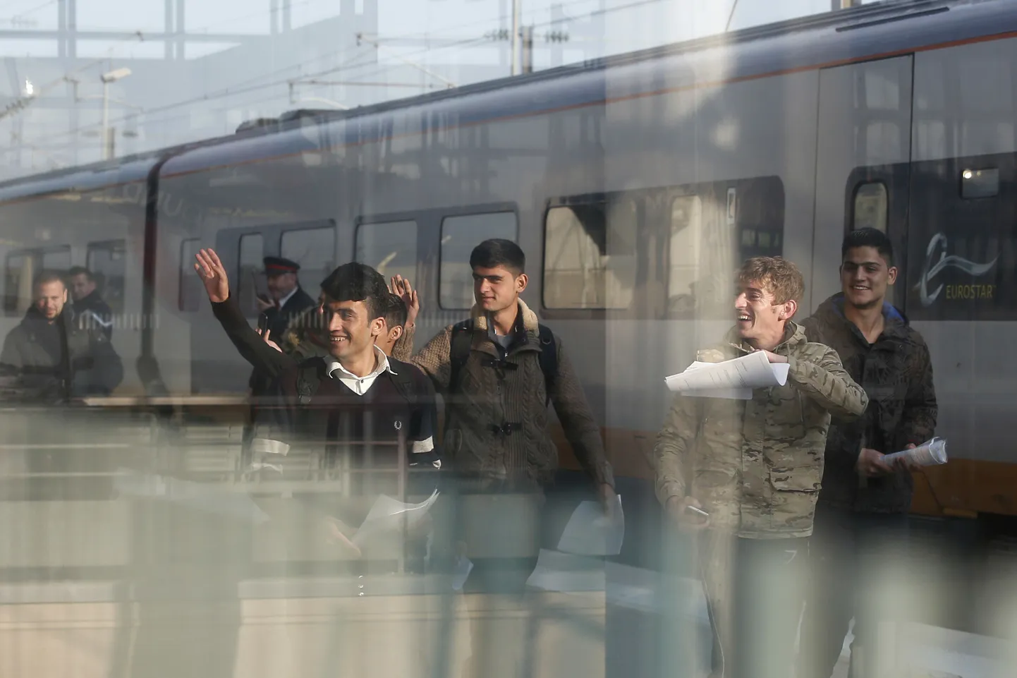 Viis süürlast ja üks afgaani poiss Calais` raudteejaamas Suurbritanniasse suunduvale rongile minemas.