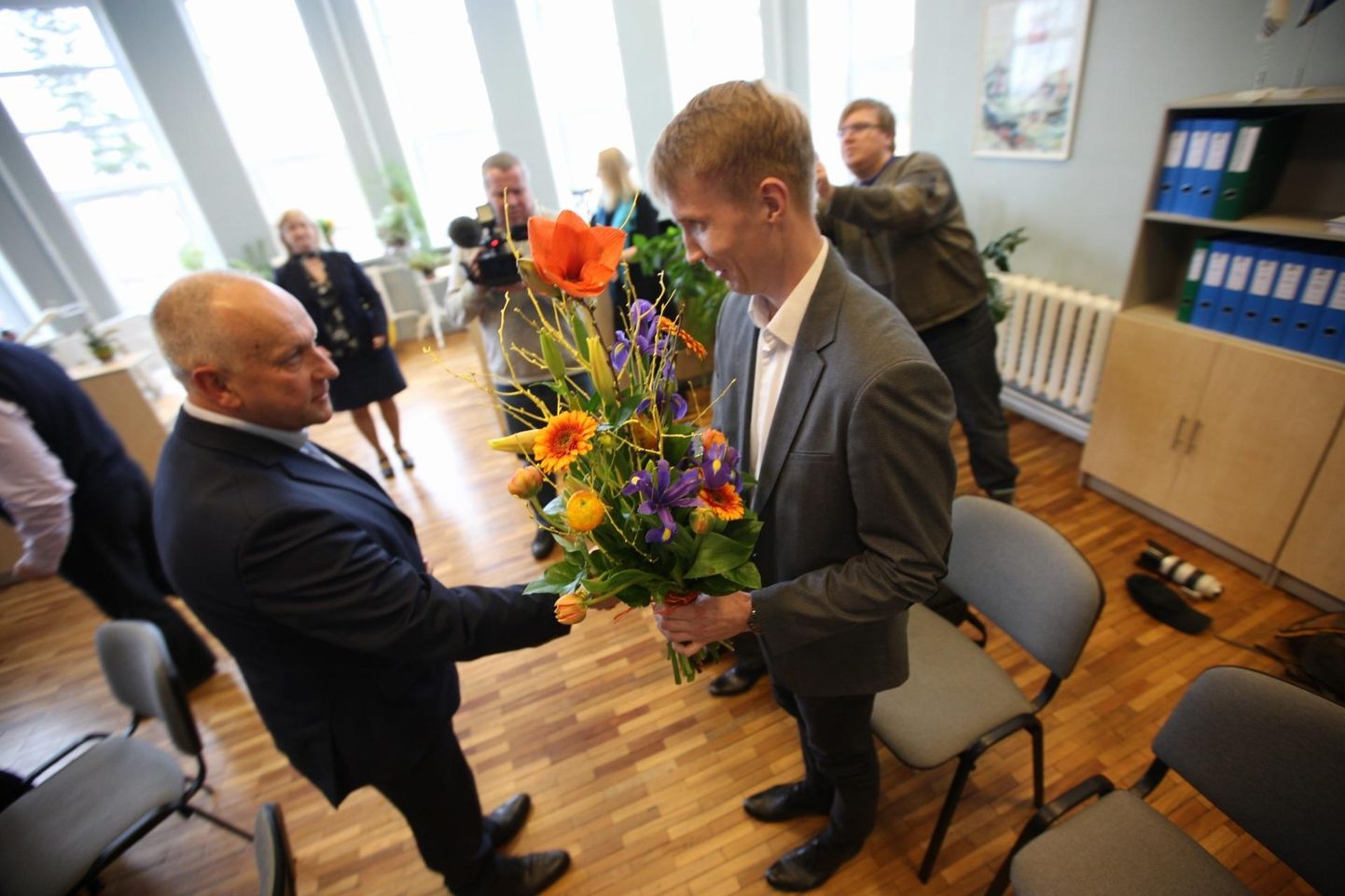 Umbes paarkümmend minutit varem volikogu esimeheks tagasi valitud Vello Väinsalu (vasakul) õnnitleb vastset Haljala vallavanemat Ivar Lillebergi.