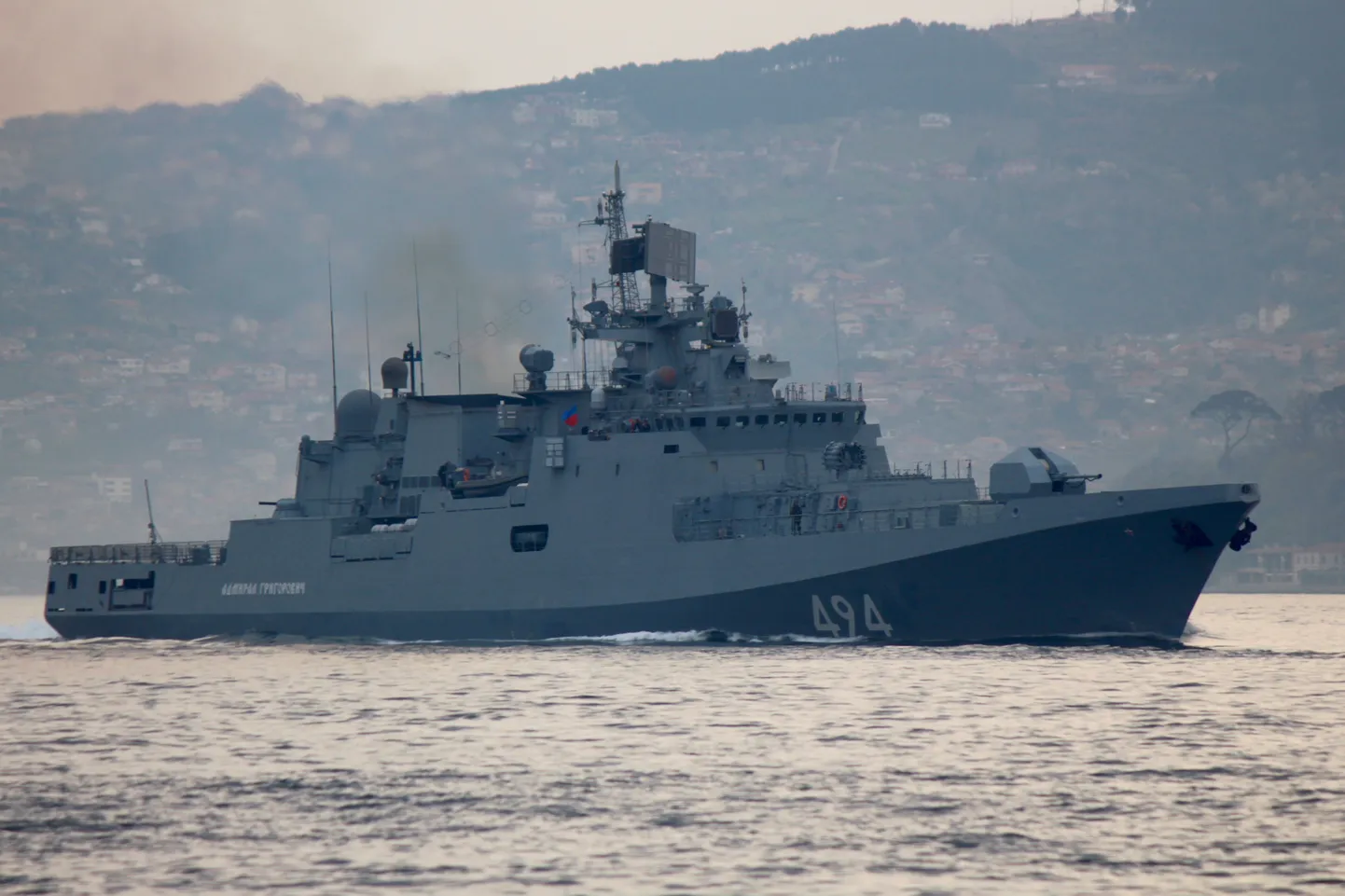 Vene mereväe fregatt Admiral Grigorovitš sõitmas läbi Istambuli.