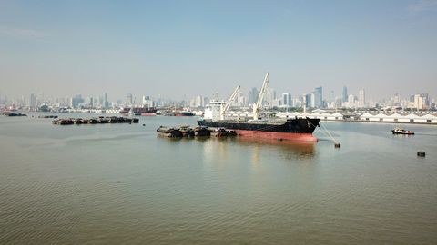 Irāna draud atkal slēgt Hormuza šaurumu, ja ASV turpinās bloķēt tās ostas