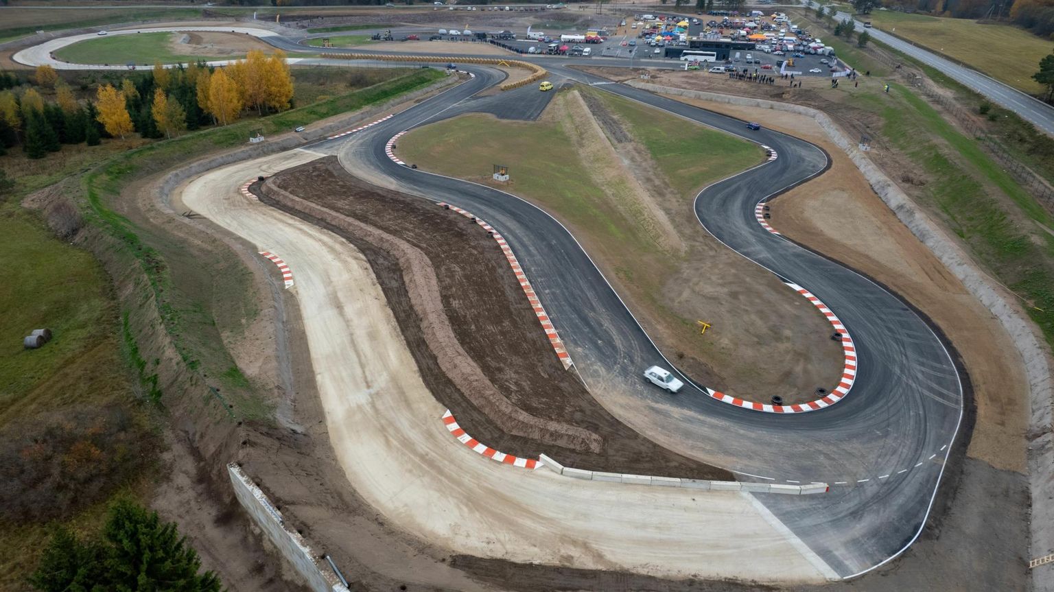 Aprillis avatakse uuenenud Raassilla motospordikeskus. Foto on tehtud sügisel, kui uuel rajal peeti krossi- ja sprindivõistlust.