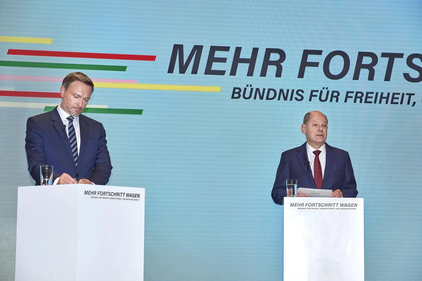 FDP juhist Christian Lindnerist (vasakul) saab uues valitsuses rahandusminister senise sotsist rahandusministri Olaf Scholzi (paremal) kantslerikäe all. Pildil mehed üleeile koalitsioonilepet tutvustamas.