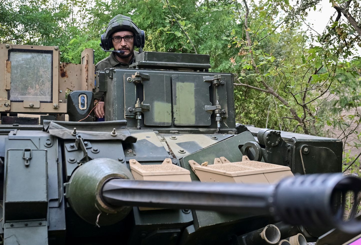 Ukraina sõdur Zaporižžja oblastis jalaväelahingumasinal