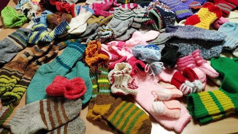 Alutaguse naised koovad juba viiendat sügist Ukrainasse sõduritele saatmiseks sokke