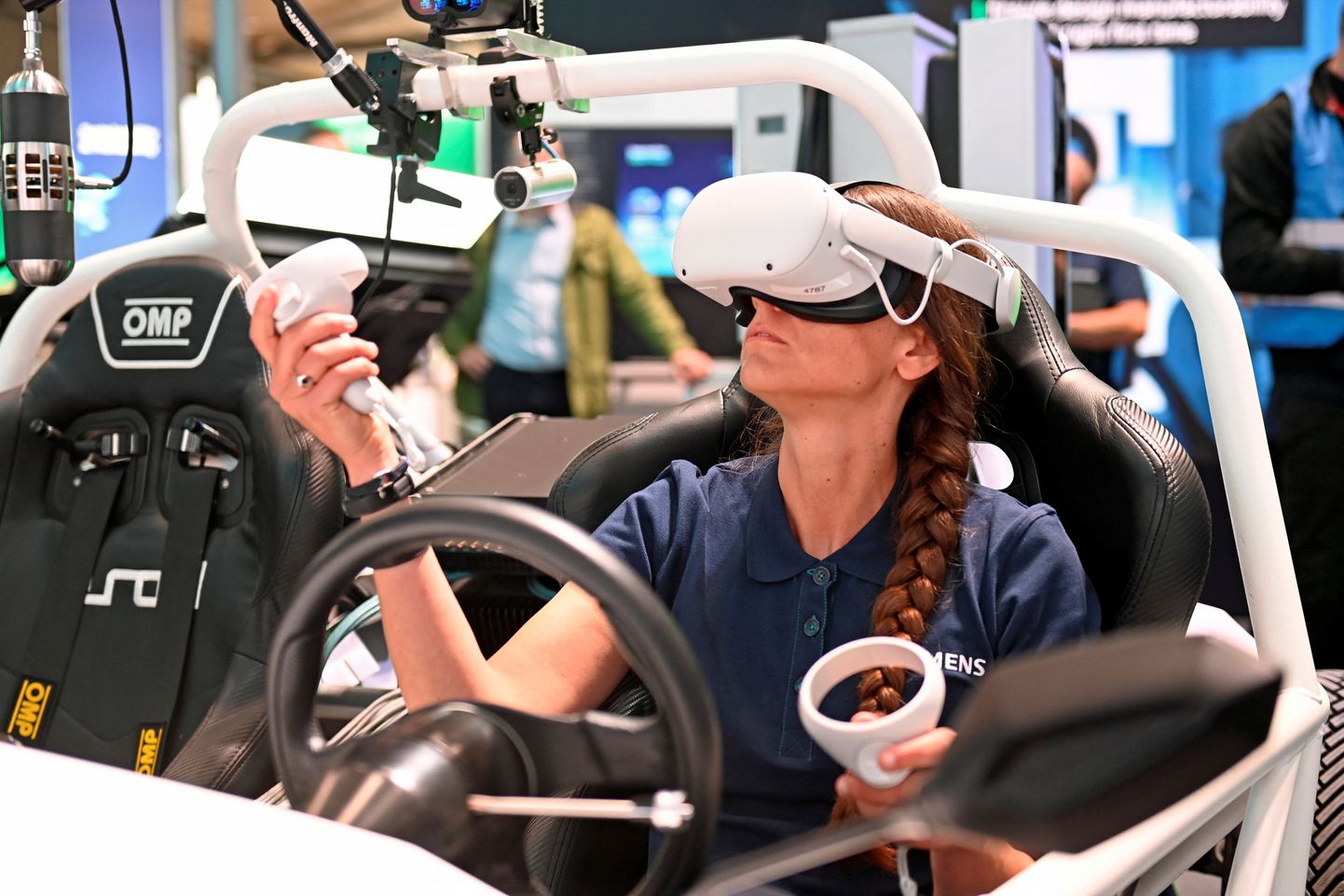 Naine Siemensi virtuaalreaalsuse-autos