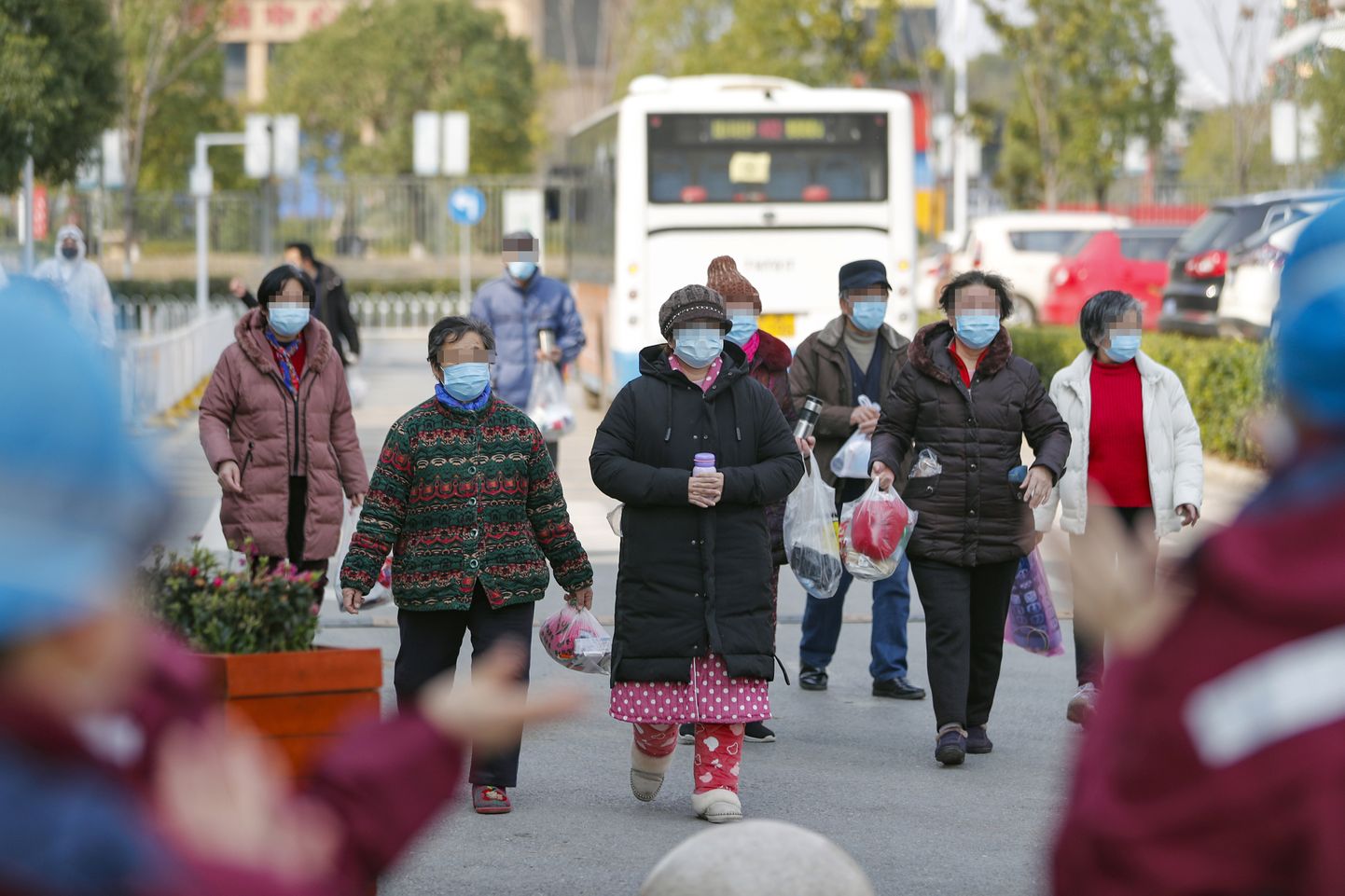Uuest koroonaviirusest paranenud patsiendid lahkuvad Tongji haiglast Wuhanis.