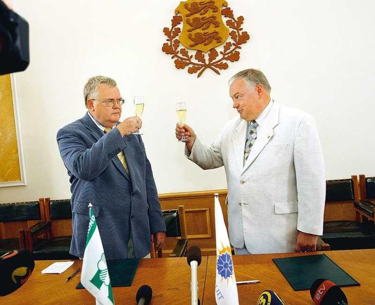 15. august 2006. Keskerakonna ja Rahvaliidu liidrid Edgar Savisaar ja Villu Reiljan lõid käed. FOTO: