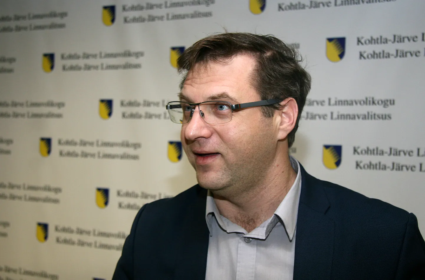 Виталий Бородин является членом Кохтла-Ярвеского горуправления с лета 2014 года. Теперь председатель горсобрания Рийна Иванова находит, что его надо освободить от должности из-за недостаточного знания эстонского языка.