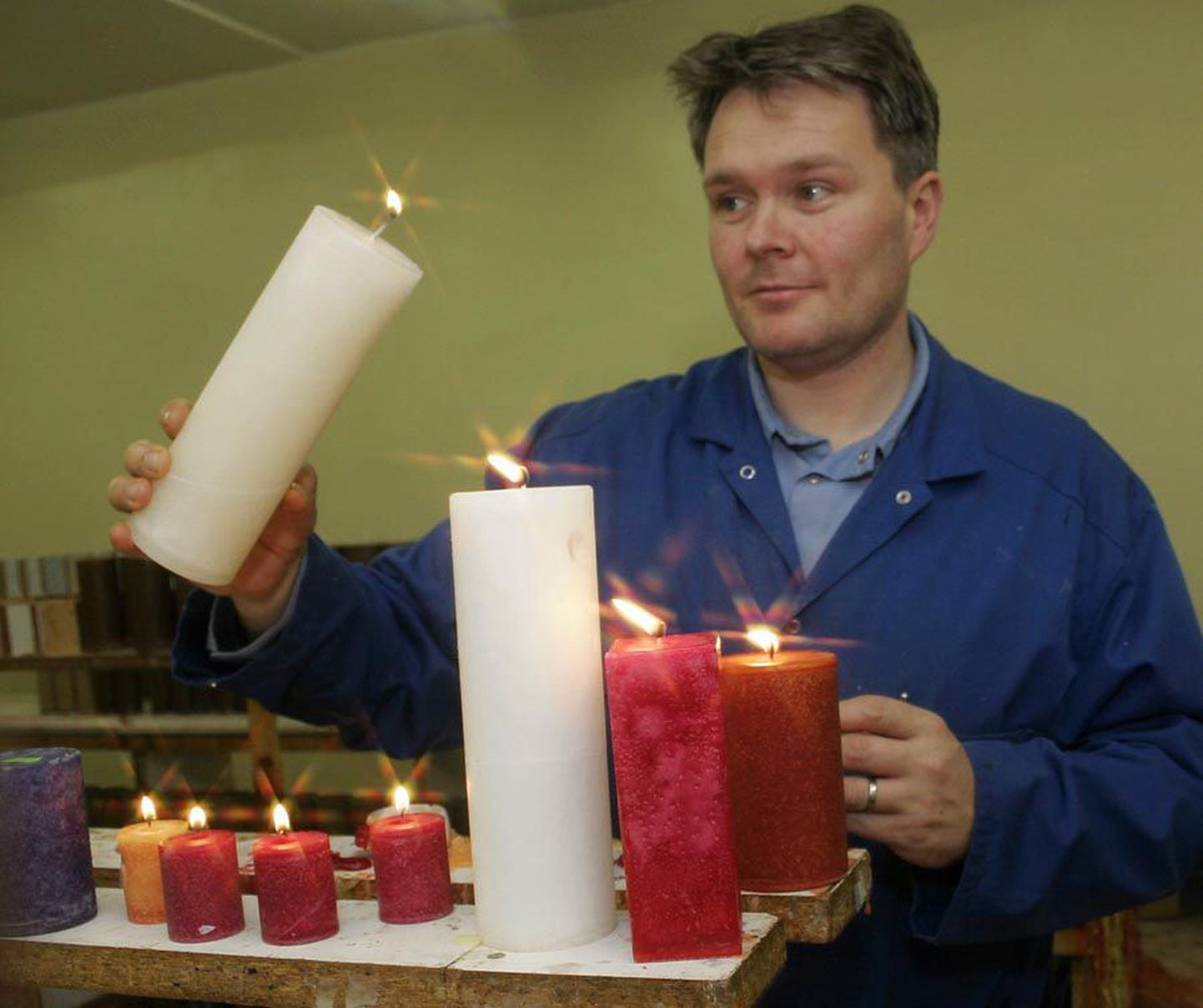 Võhma küünlavabriku peremees Peter Wütrich rivistab lauale eri mõõtu ja ise tooni küünlad ning läidab need põlema. Nüüd võivad jõulud tulla.