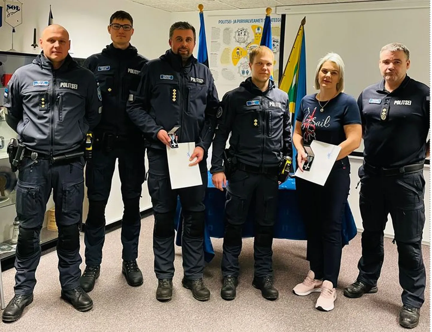 Kuressaare politseijaoskonna staažiristid ja teenistusastmete ülendamine.