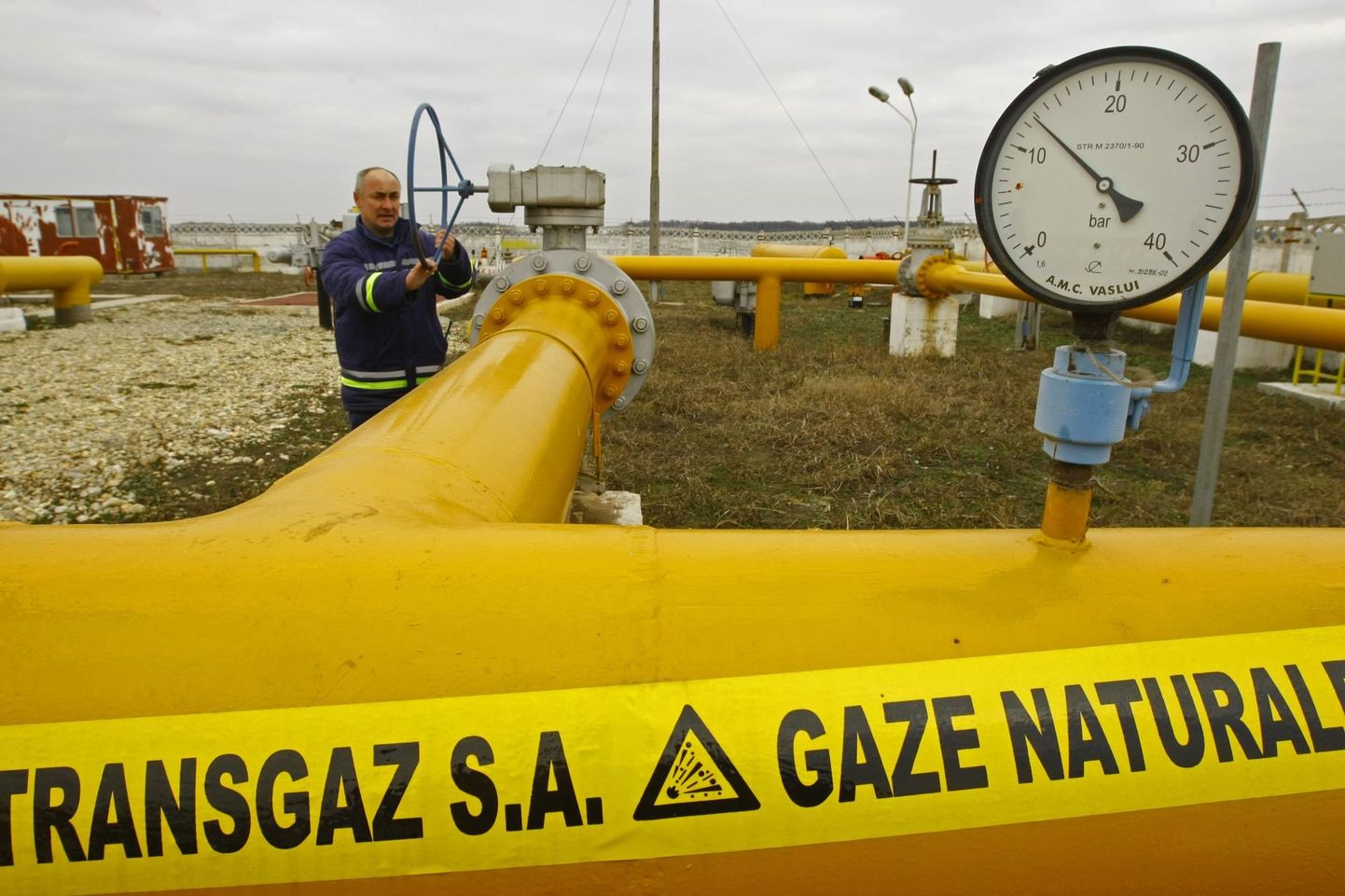 Tööline gaasijaotusjaamas Bukaresti lähedal. Rumeenia loodab Moldova Venemaa gaasiorjusest välja aidata.