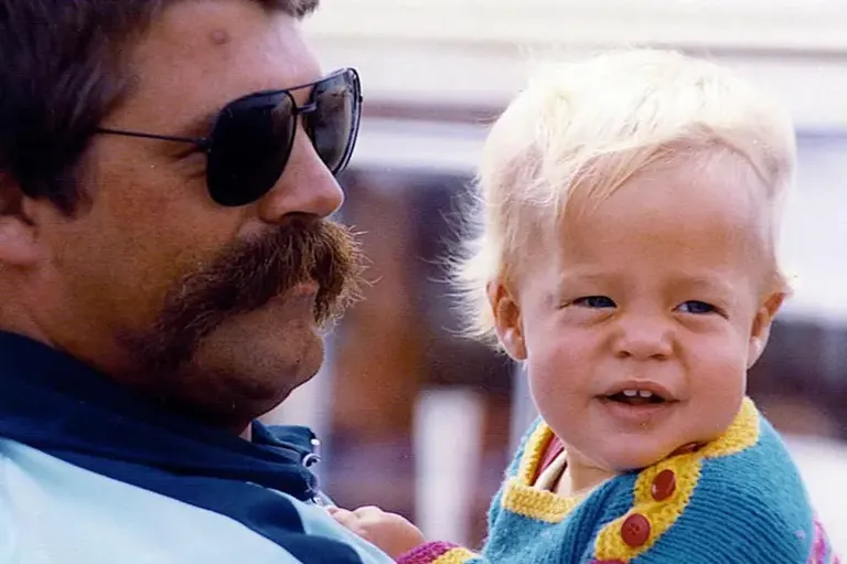 Ян с сыном на руках (фото 1982 года).