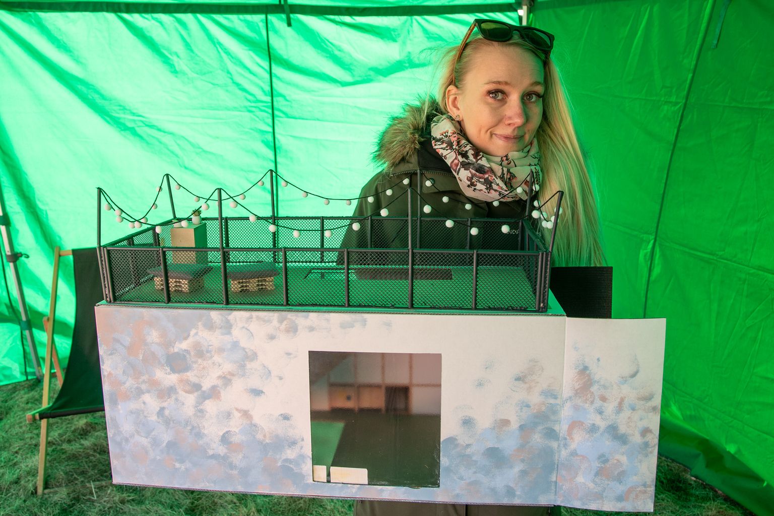 Toila valla noorsootööjuht Maarja-Liisa Lepsalu esitlemas eelmisel kevadel mobiilse noortekeskuse 3D-maketti. Noorte soovil saab konteiner katuseterrassi, kööginurga ja grilli.