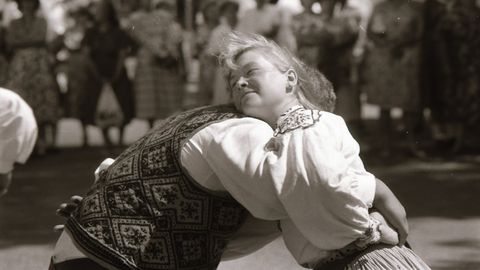 RETROGALERII ⟩ Suur folklooripidu jõudis 89. aasta suvel ka saarlasteni