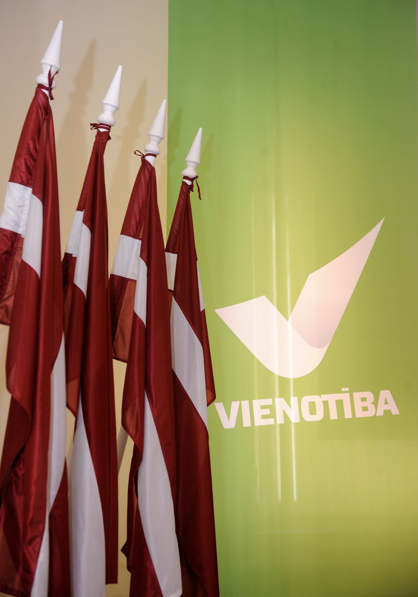 Latvijas valsts karogi un "Vienotības" logo partijas "Jaunais laiks" ārkārtas kopsapulcē, kurā pieņems lēmumu par reorganizāciju partijas "Vienotība" izveidei