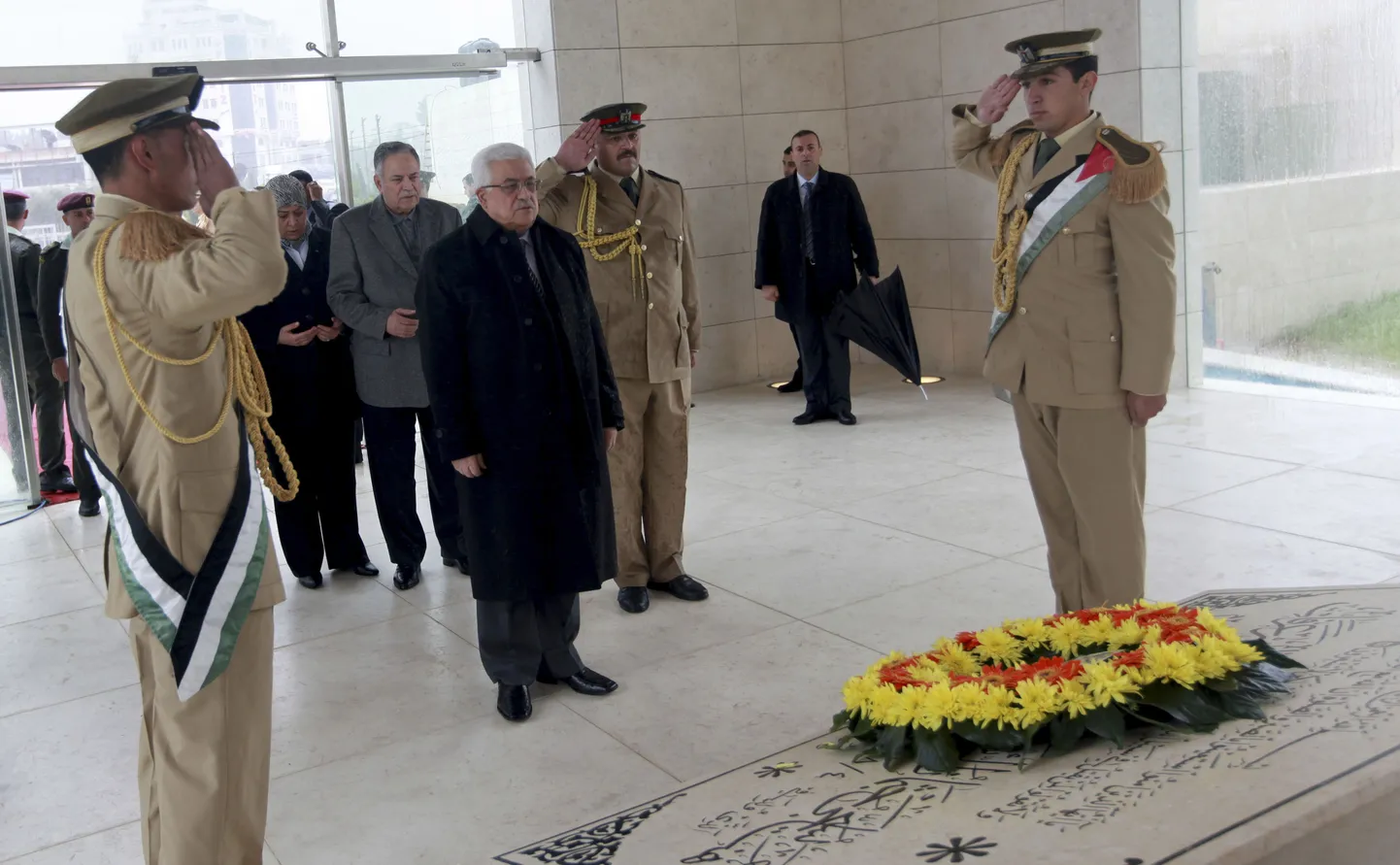 Palestiina praegune liider Mahmoud Abbas pühapäeval Yasser Arafati mausoleumis. 11. novembril möödus Arafati surmast kaheksa aastat.
