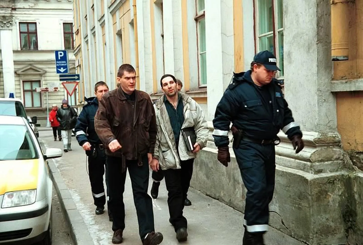 Tippkümnevõistleja Valter Külveti surnuks peksnud Vjatšeslav Naumotškin (vasakul) ja tema kaasosaline Genrich Sarkisjan teel kohtumajja, kus neist esimene mõisteti vangi 15 aastaks, teine 14 aastaks.