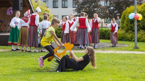 PILDID ⟩ Lapsed kogusid lustisõidule ja mängupargi sünnipäevale