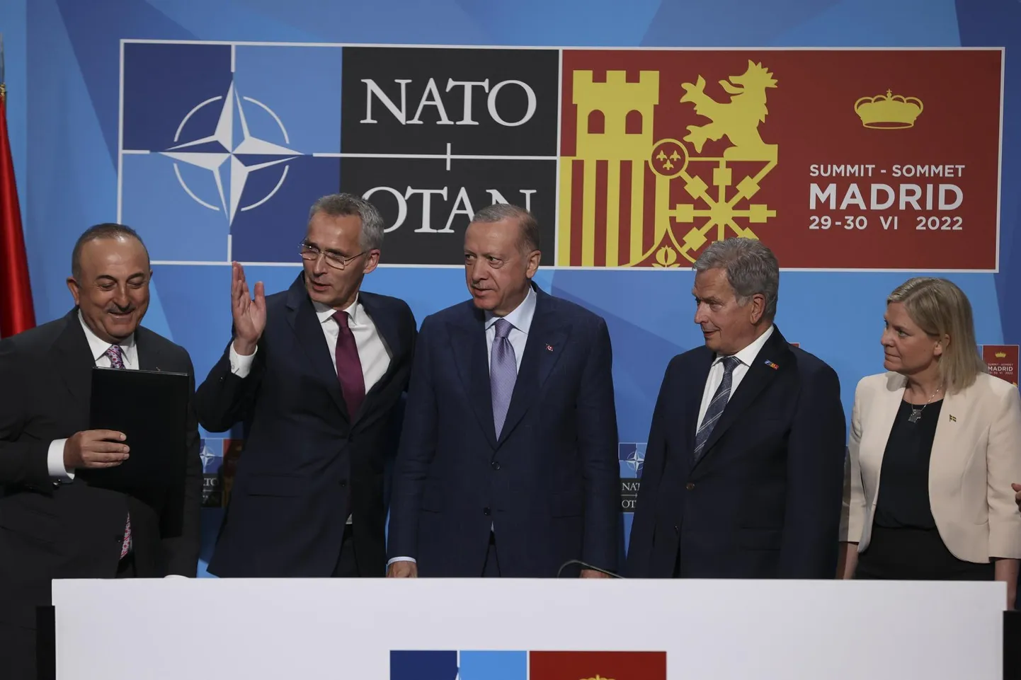 Vasakult Türgi välisminister Mevlüt Çavuşoğlu, NATO peasekretär Jens Stolteneberg; Türgi president Recep Tayyip Erdoğan, Soome president Sauli Niinisto ja Rootsi peaminister Magdalena Andersson pärast Soome ja Rootsi NATO liitumislepingu allakirjutamist Madridis.