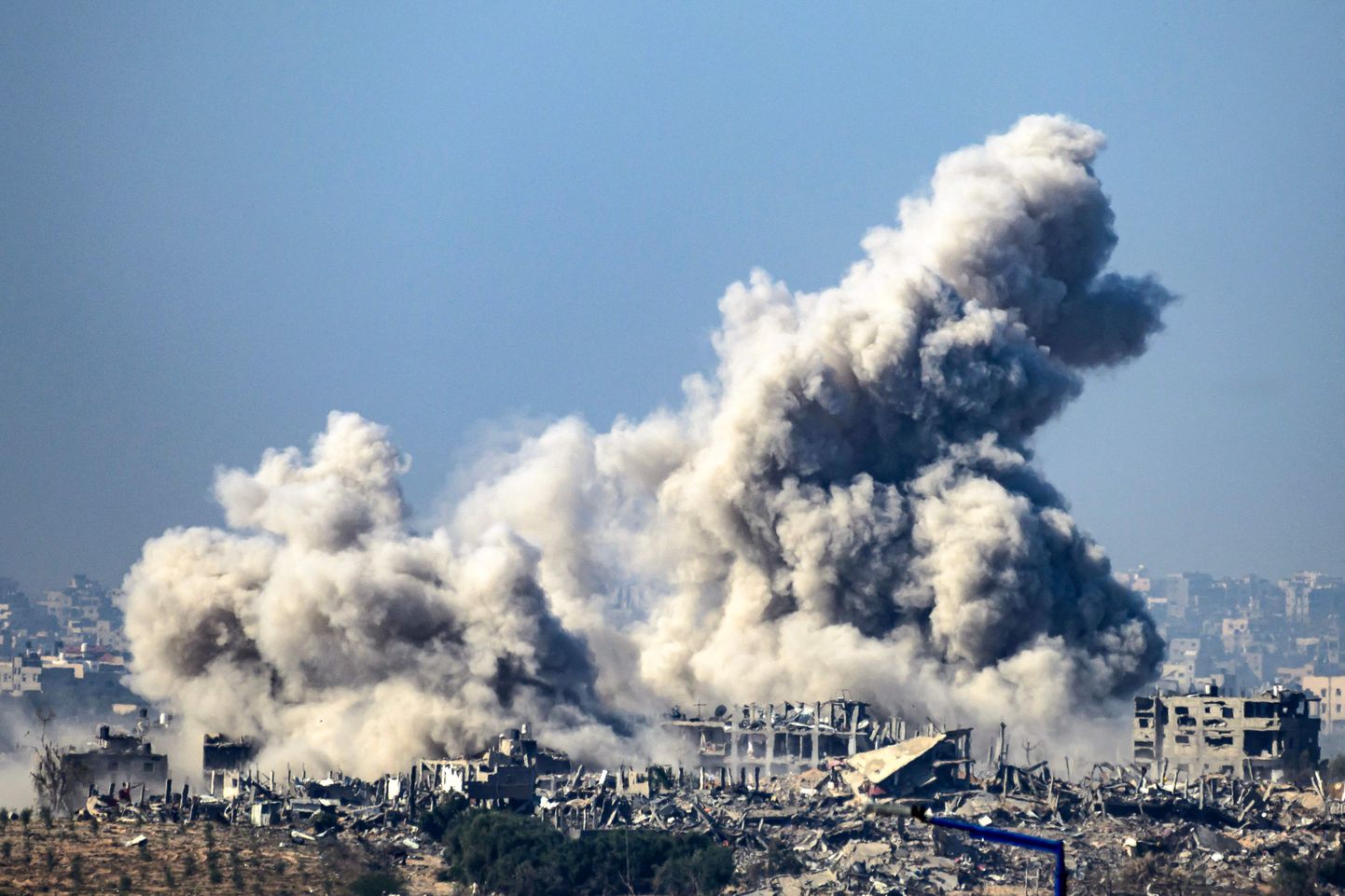 Suits Gaza sektori piiri juures peale Iisraeli rünnakuid 1. detsembril 2023.