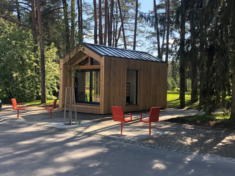Kesk tänava ääres asuv paviljon.