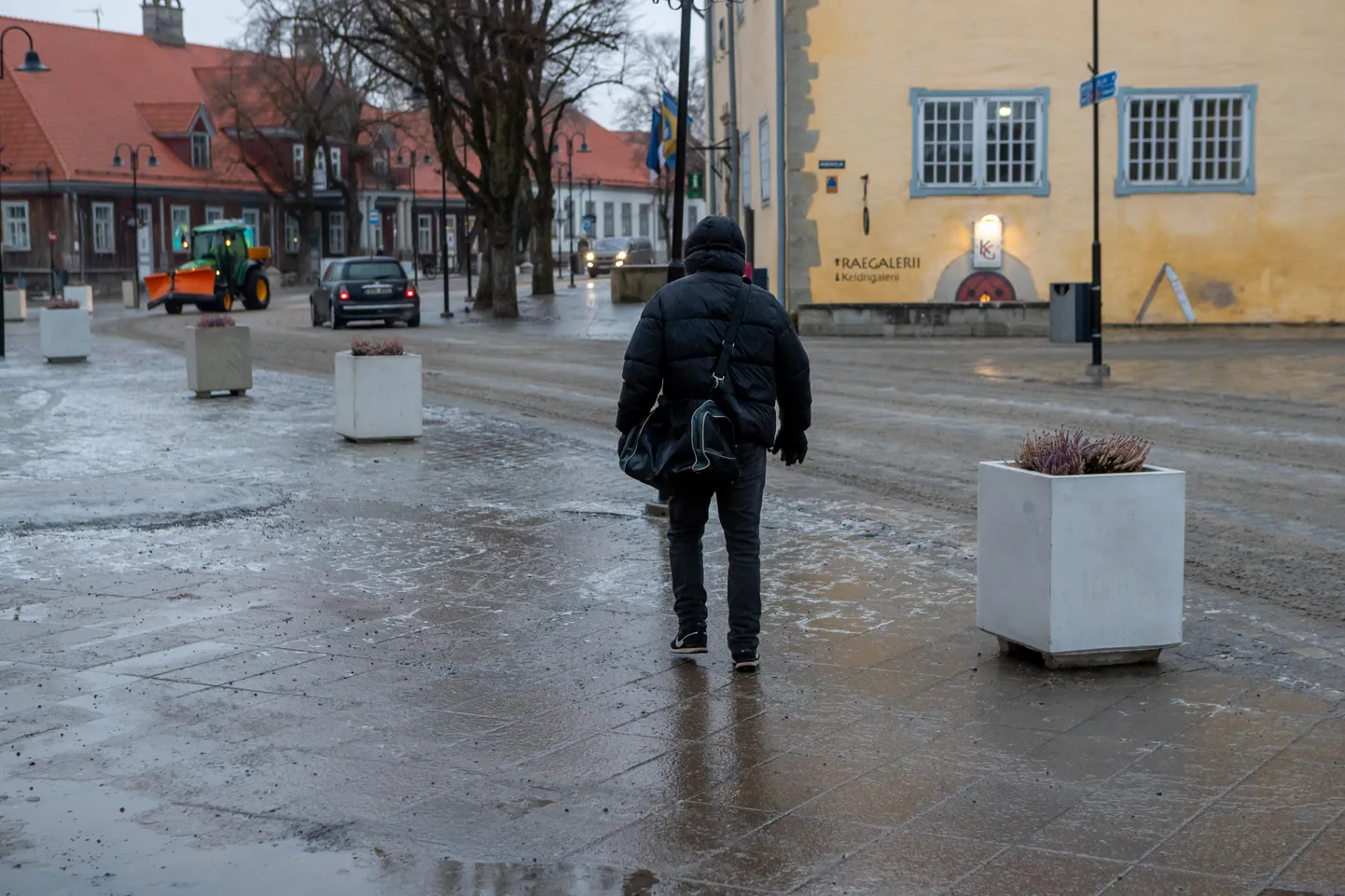 VASTLALIUG OMAST KÄEST: Jäävihm muutis Kuresaare teed-tänavad ülilibedaks.