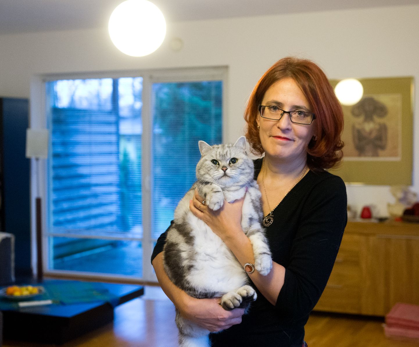 Tiina Jaakson oma kassi Emiliga 2013. aastal.