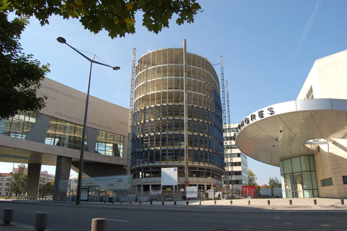 Büroohoone Elithis Tour toodab rohkem energiat kui kulutab.