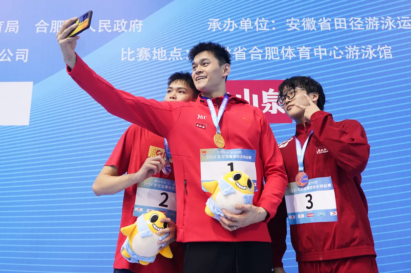 Hiina suvemängude kuldmedalist 400 m vabaujumises Sun Yang (keskel).
