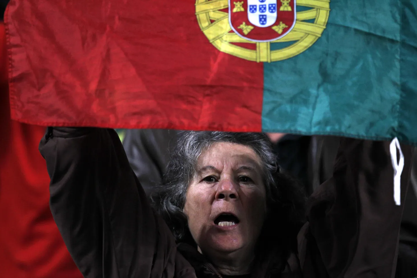 Naine Portugali lipuga