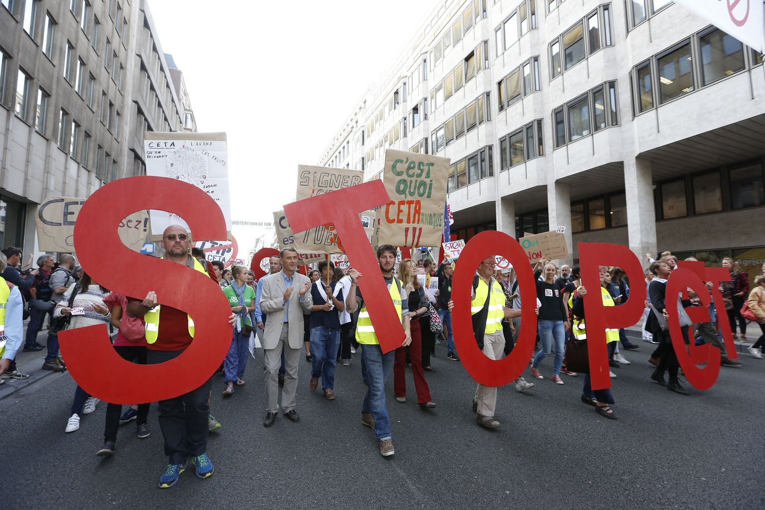 Sel teisipäeval protesteeris Brüsselis Euroopa Liidu institutsioonide juures umbes 9000 inimest vabakaubandusleppe vastu, kuna see kahjustaks väidetavalt Euroopa tööstusi ja sotsiaalseid garantiisid.