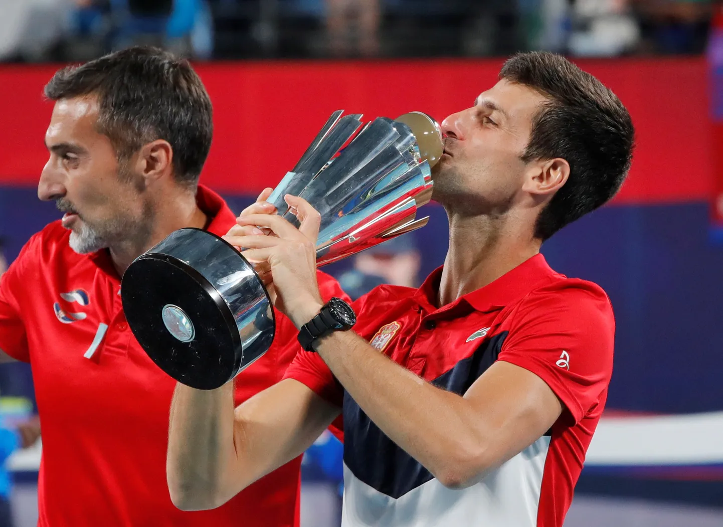 Novak Djokovic suudlemas ATP karikat.