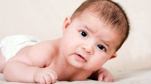 Пять причин, почему младенцы трут глазки