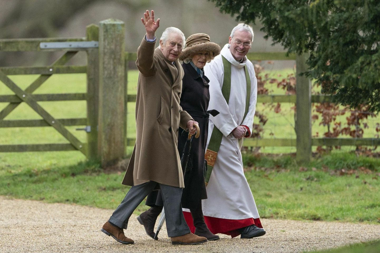 Kuningas Charles ja kuninganna Camilla pühapäevasele jumalateenistusele saabumas.