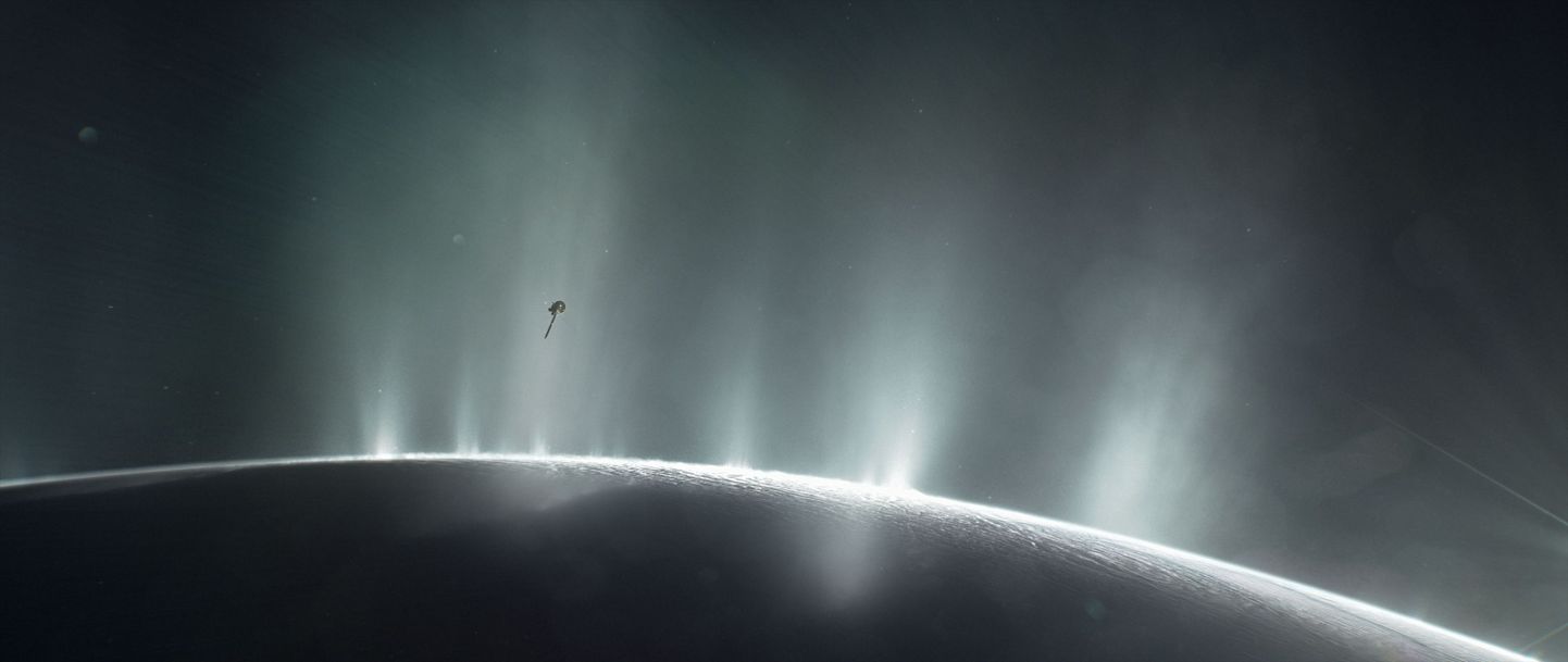 NASA Cassin kosmoseaparaat Saturni kuu Enceladuse kohal. Jäist Enceladust peetakse üheks tõenäosemaks maavälise elu tekkipaigaks Päikesesüsteemis.