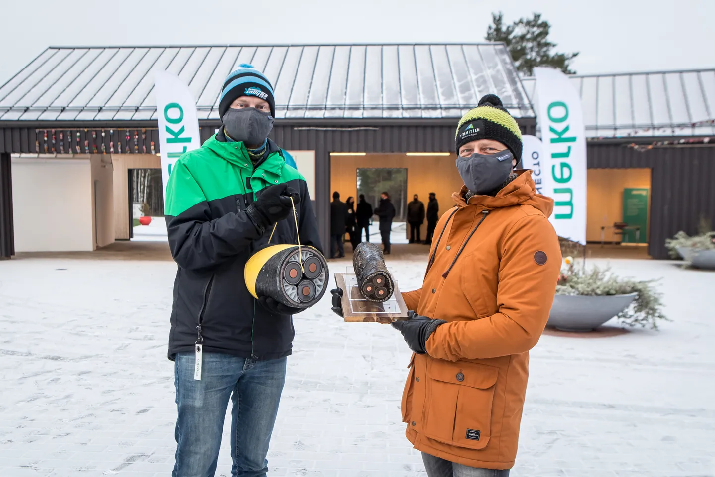 UUS JA VANA: Priit Pihel ja Raido Külaots Suurde väina uue merekaabli paigaldanud Connectost näitavad, et uuel ja vanal kaablil on lisaks erinevale võimsusele ka oluline visuaalne erinevus.