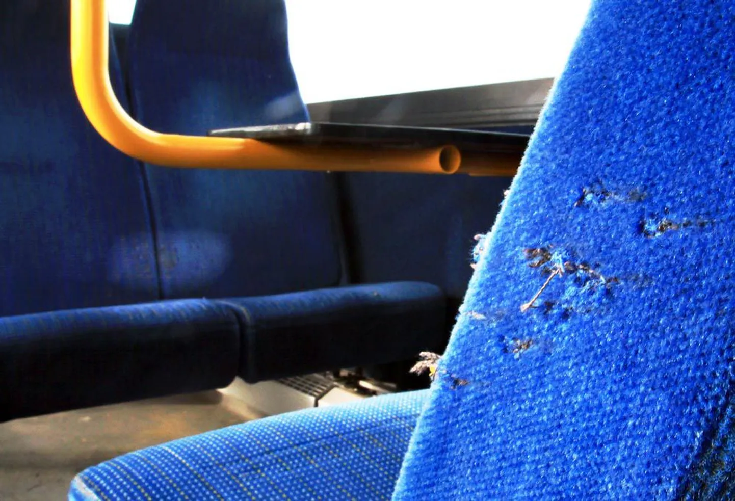 Pärnu-Sindi liinibussis paukus haavlipüss, katki on kolm istet.