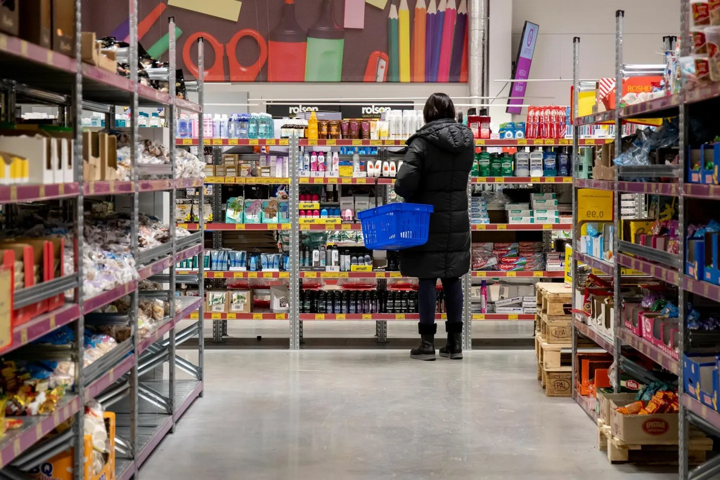 Käes on olukord, kus jalutad riiulite vahel, hinnad ei meeldi, aga ostmata jätta ka ei saa.