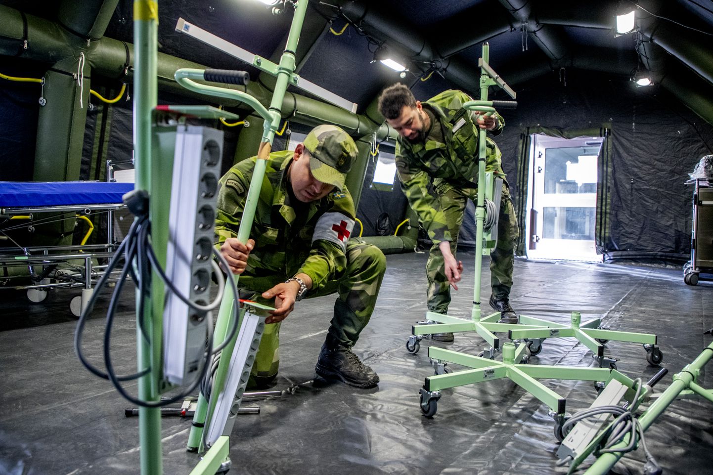 Sõjaväelased panemas Rootsi Göteborgi Ostra haigla juurde püsti välihospidali