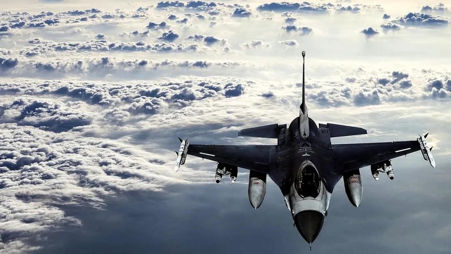Самолет F-16