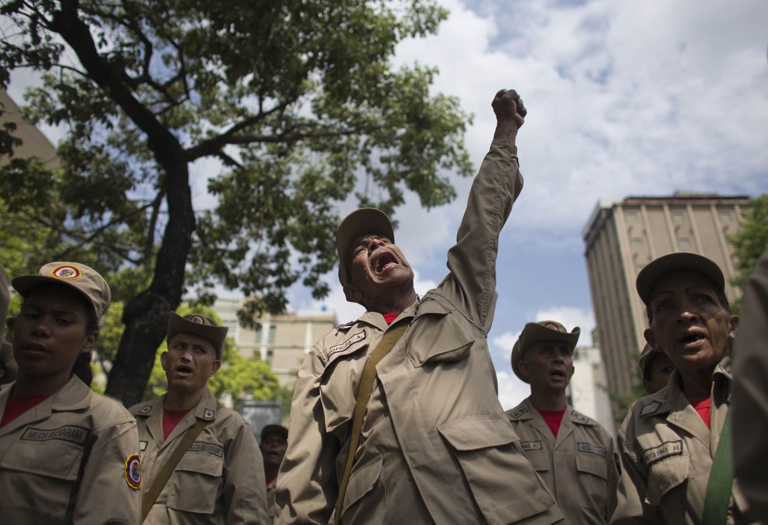 Venezuela poolsõjaväelised üksused lubasid presidendile ustavaks jääda.