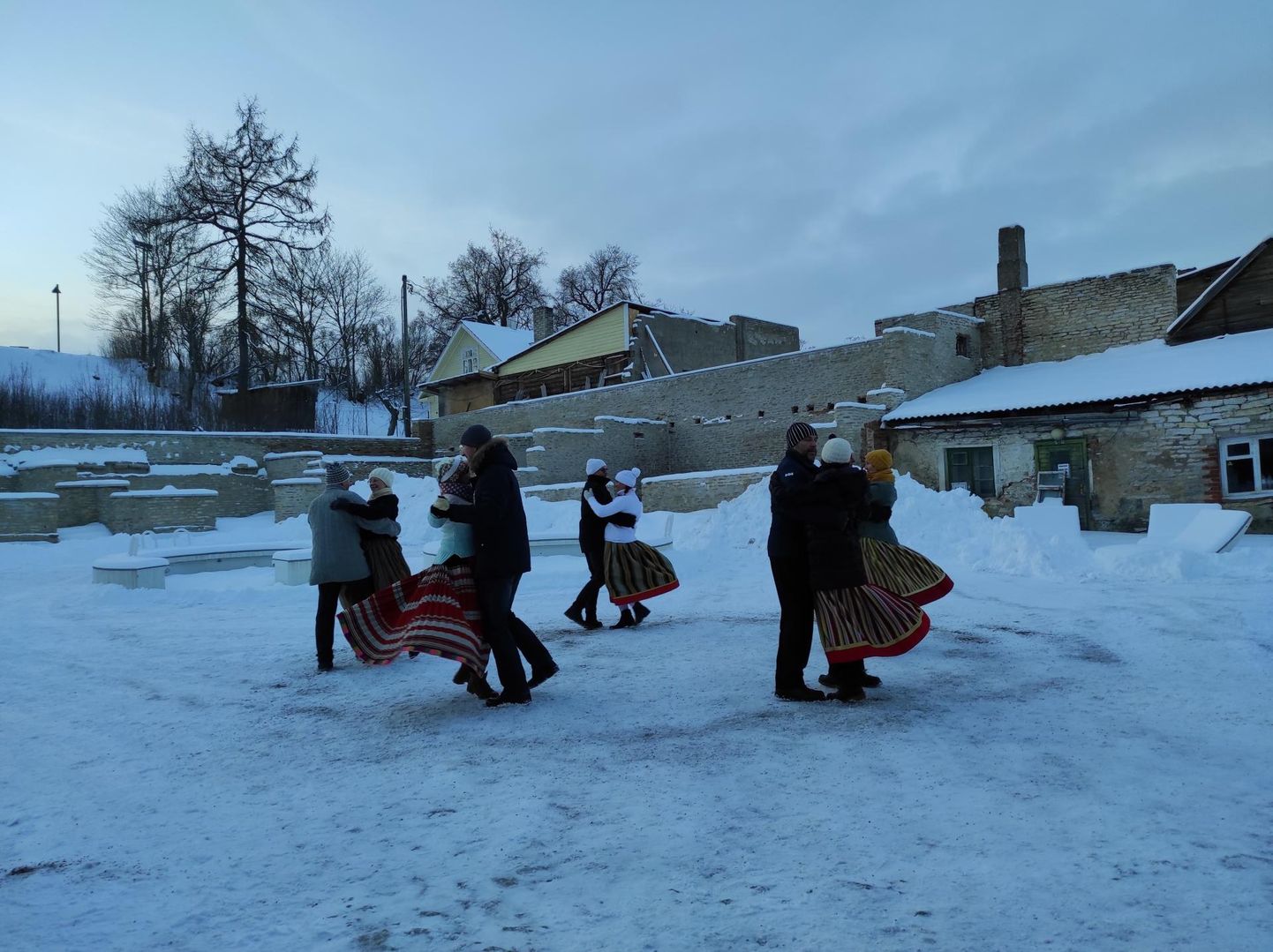 Näituse "Meie, virulased!" avas Triinu Siku loodud tantsu "Teise küla pidu" maailmaesiettekanne Tarvanpää tantsijate esituses.