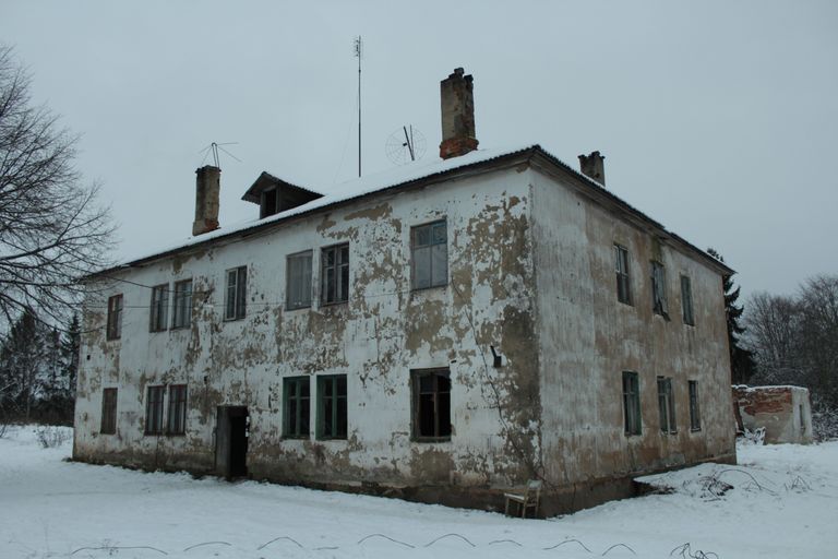 Tsirguliinas aadressil Sauna 8 asuv hoone oli kunagi sealse Eesti Põllumajandustehnika tehase juurde kuuluv elumaja. / Foto: 