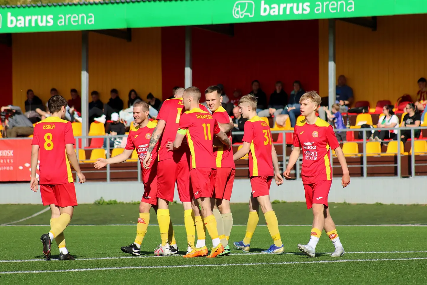 Võru FC Heliose jalgpallurid rõõmustavad järjekordse värava üle.