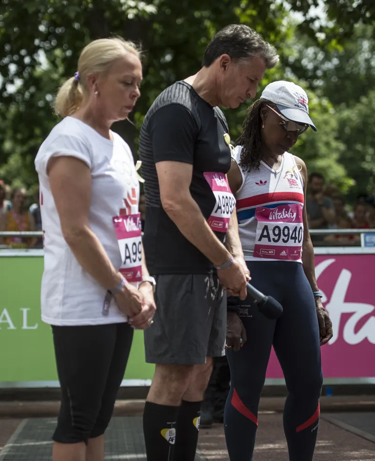Lord Sebastian Coe koos sportlastega leinaseisakul