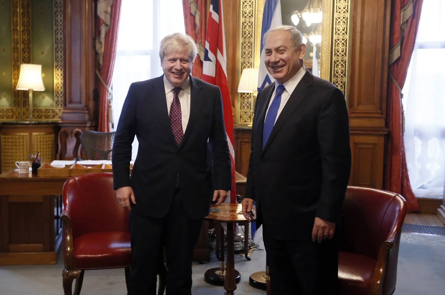 Toona Ühendkuningriigi välisministriks olnud Boris Johnson (vasakul) tervitab Iisraeli peaministrit Benjamin Netanyahut 2017. aasta veebruaris oma kabinetis.