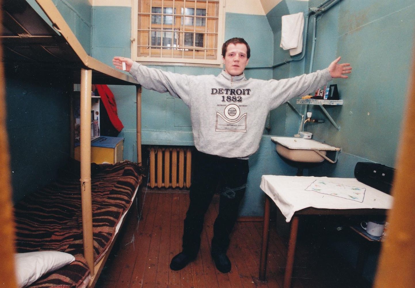 Aleksandr Nikolajev 1990. aastatel vangla surmamõistetute kambris. Pildi tegemise ajal ootas Nikolajev surmaotsuse täideviimist.