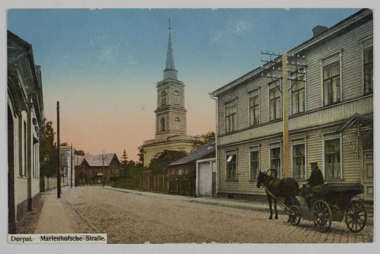 Enne 1917. aastat trükitud postkaardil avaneb Vallikraavi tänava otsa juurest vaade Marienhofi tänavale (Marienhofsche Straße), kus silma paistab Maarja kirik.