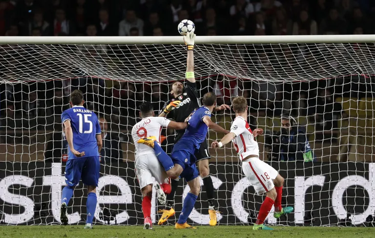 Gianluigi Buffon aktsioonis (ERIC GAILLARD/REUTERS)